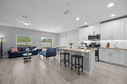 3 bed, 2.5 bath, 1490 sqft, $2,400 — Photo 3