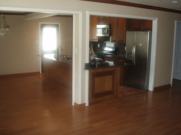 5th image of 415 Hodges Ave