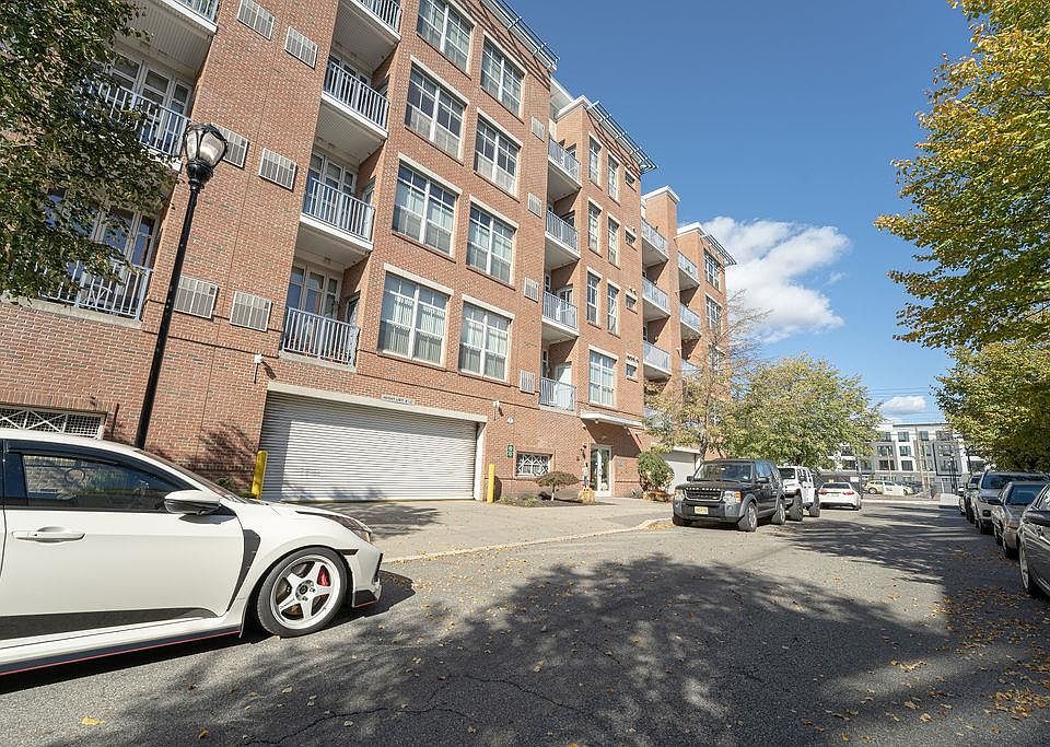 1st image of 3 Greenwich Dr APT 107