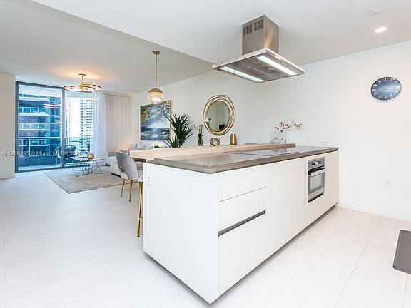 4th image of 1000 Brickell Plz #3405