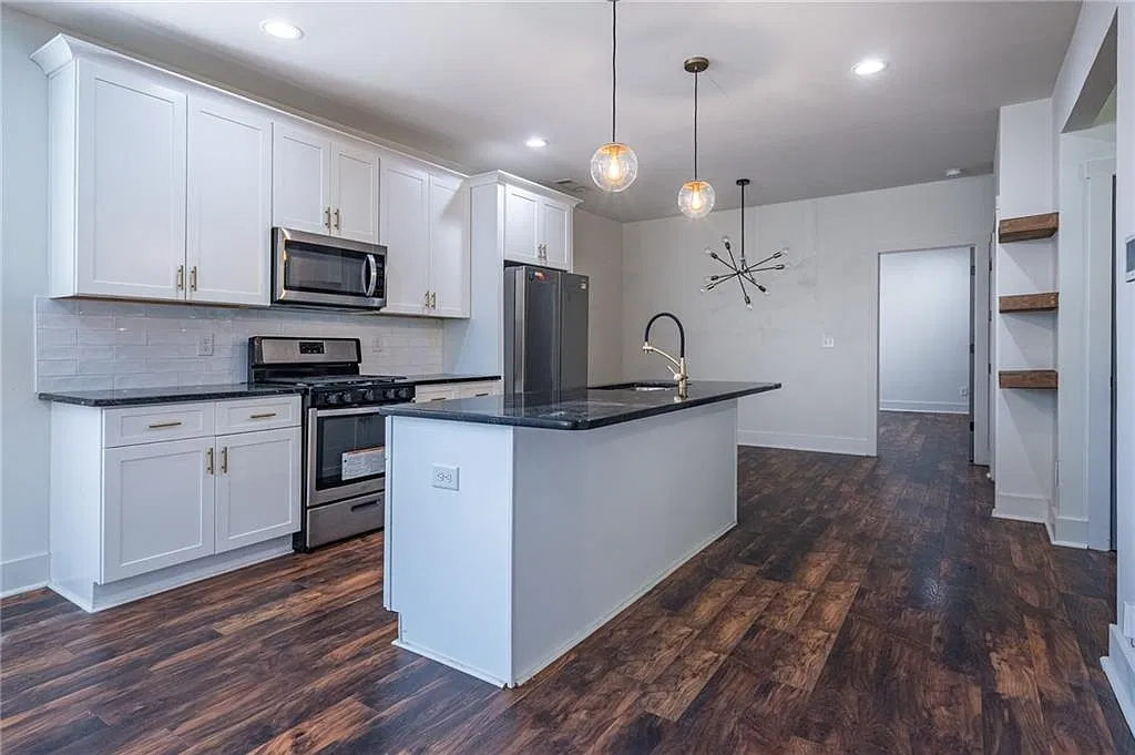 3 bed, 2.0 bath, 1176 sqft, $2,200 — Photo 4
