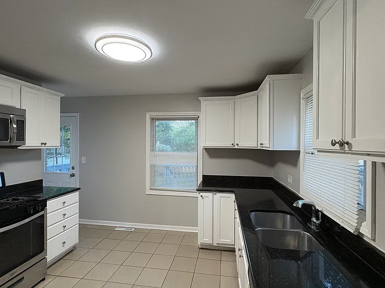 51 S Seymour Ave — Photo 3