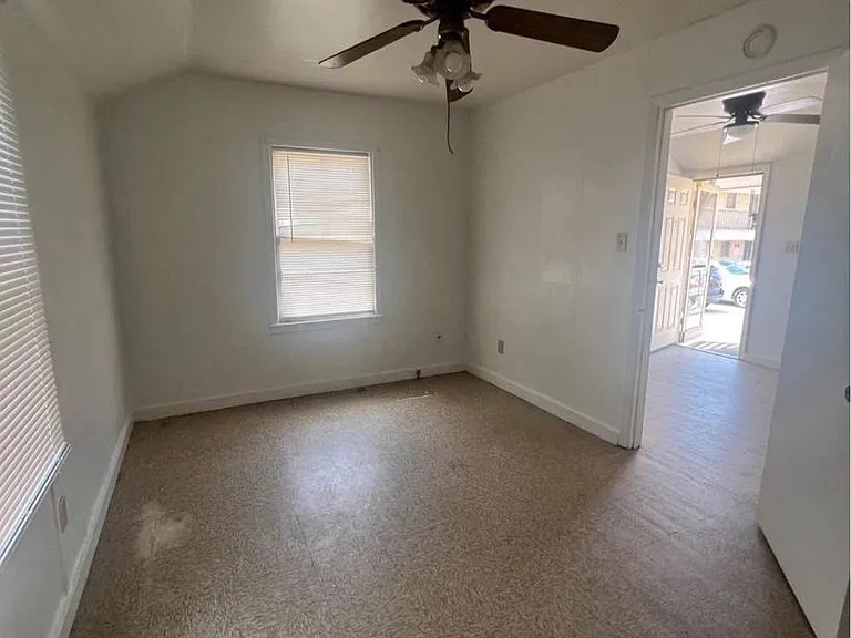 718 W Avenue C — Photo 8