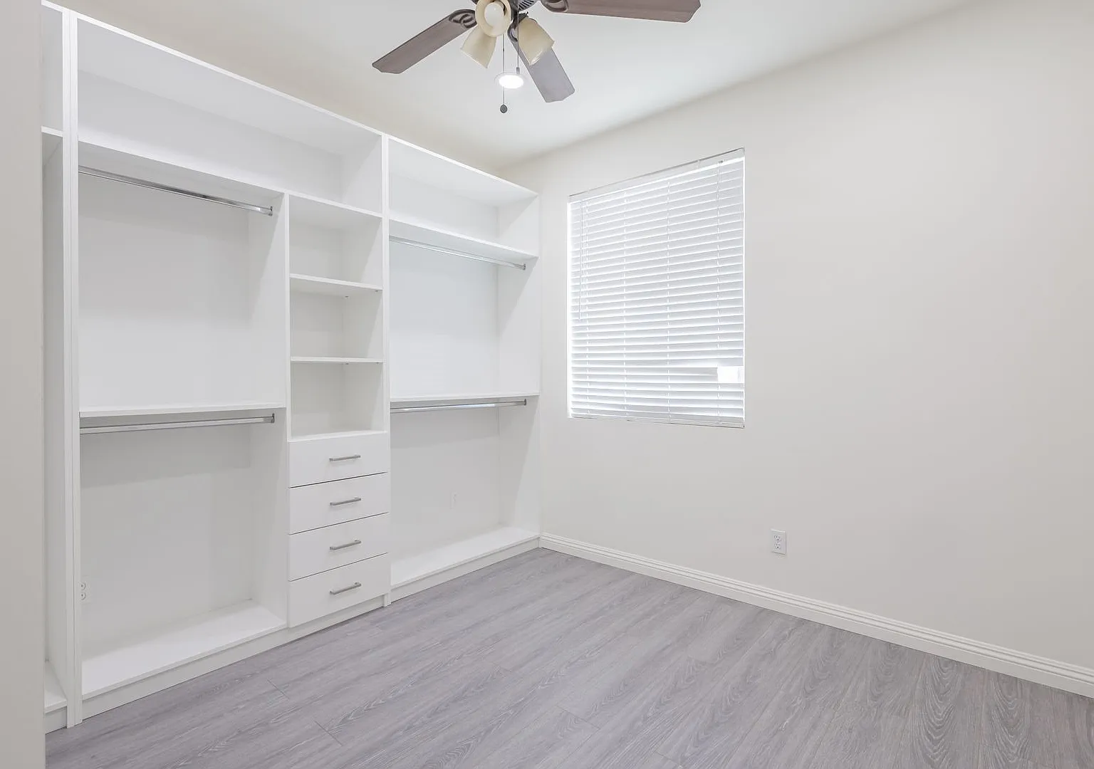 Spacious 5-Bedroom Home in Chino Preserve — Photo 2
