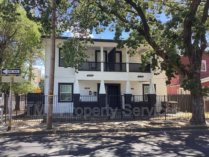 1st image of 202-208 W Oak St #206
