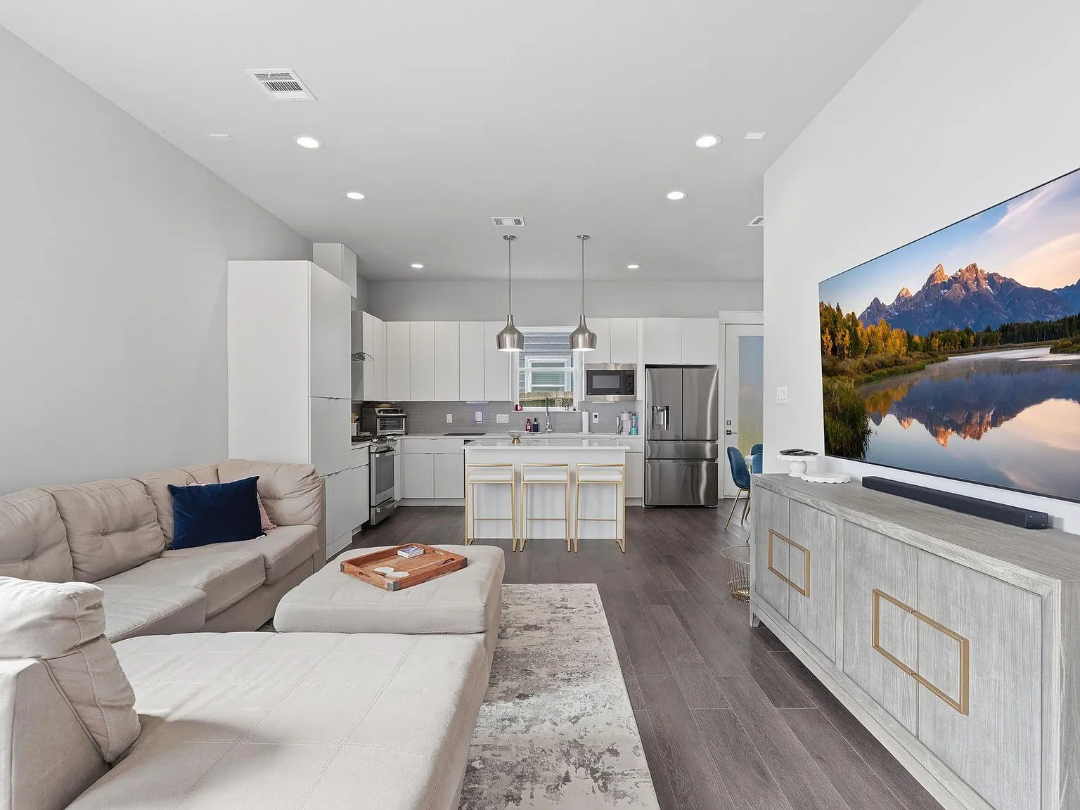 3 bed, 2.5 bath, 1582 sqft, $2,100 — Photo 3