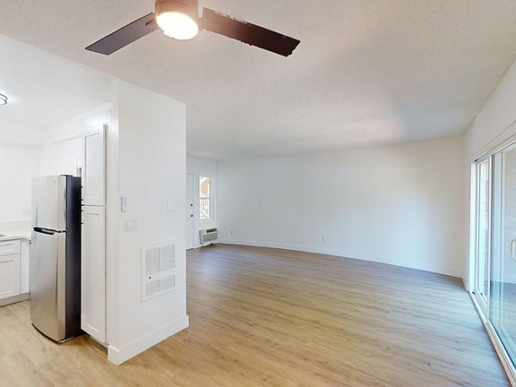 4th image of 7503 Hazeltine Ave #1