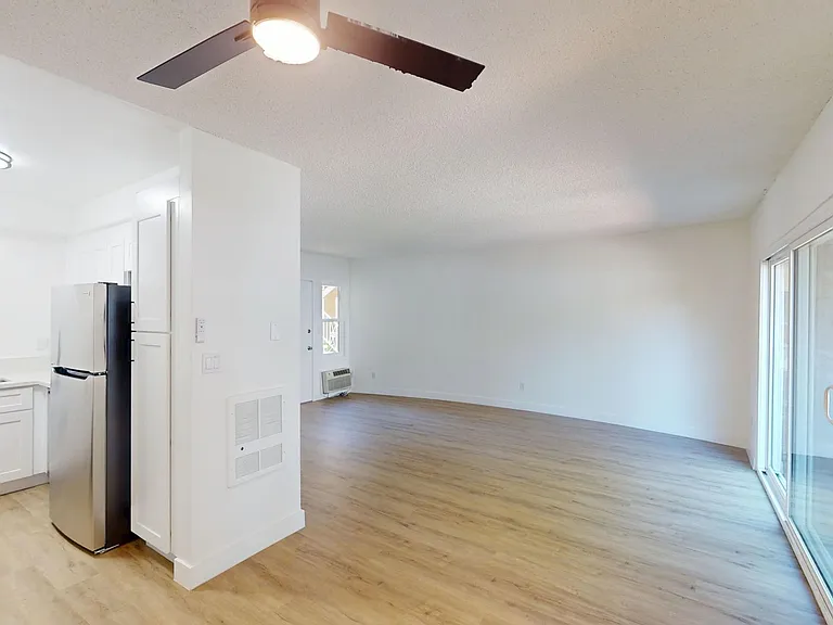 Free Rent! Beautiful & Spacious 1 Bed. Apt. In Van Nuys. — Photo 2
