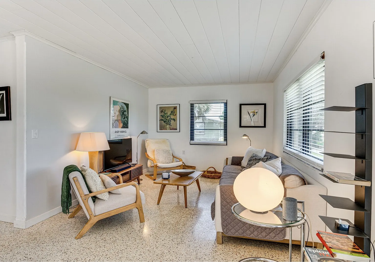 Sunny ,bright 2 bedroom house ,Lovey Patio. In quiet safe neighborhood — Photo 4