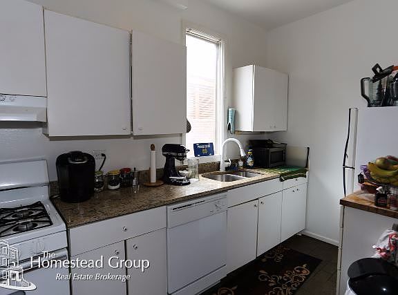 5th image of 1015 W Wolfram St #Two