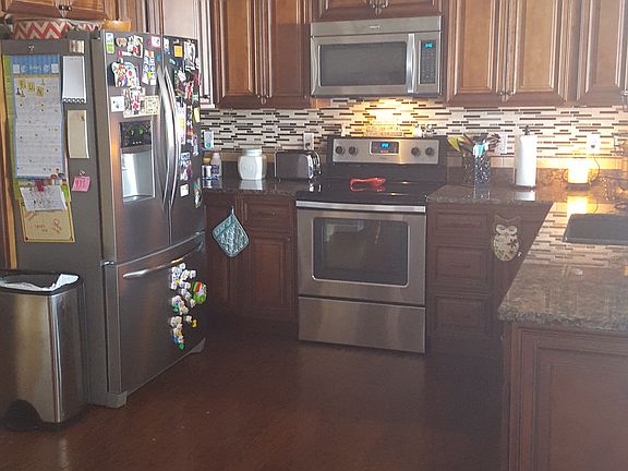 4th image of 272 Maple Hill Ct