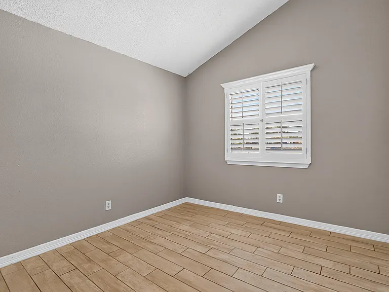 9128 Bur Oak Cir — Photo 16