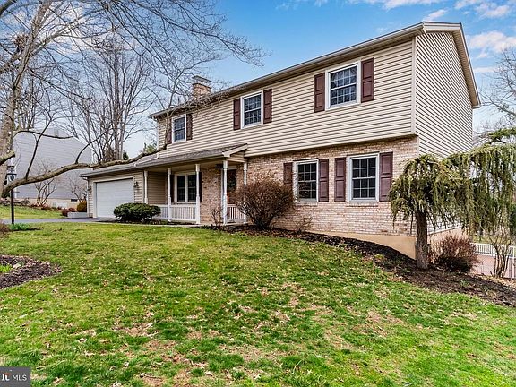 3rd image of 613 Fairway Dr