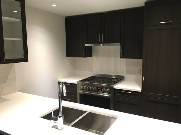 5665 Boundary Rd #312, Vancouver, BC V5R 0E4