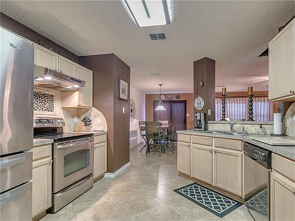 2nd image of 605 Oxford Dr