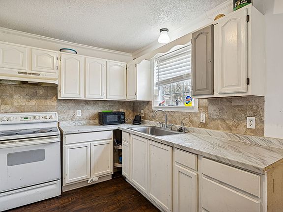 3rd image of 1554 Cherry Tree Dr