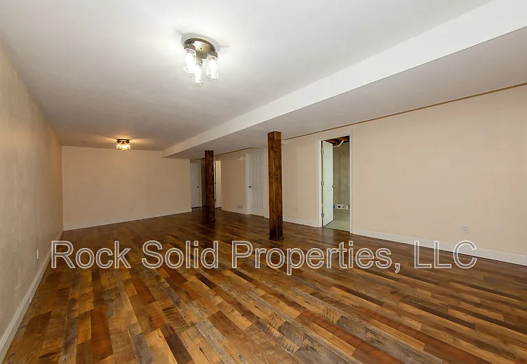 407 E 5th St — Photo 25