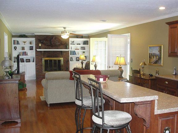 4th image of 144 Bellaire Dr