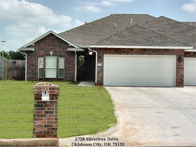 2728 Silvertree Dr - front view