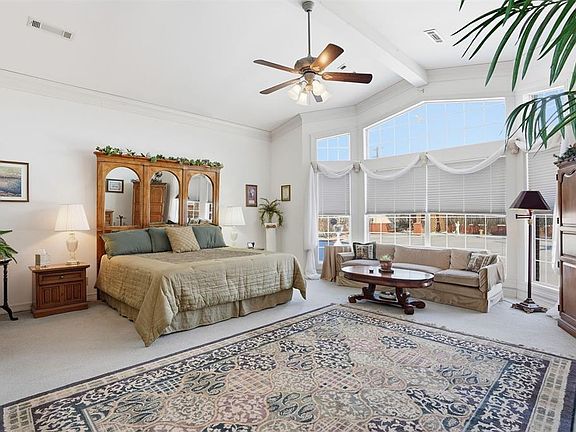 15th image of 103 E Dogwood St