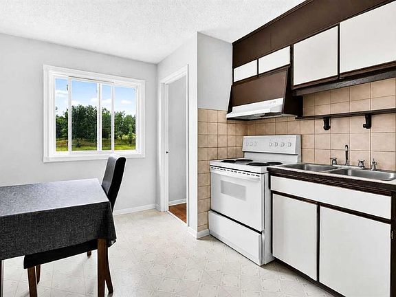 5th image of 53 S Queen Isabella Close SE