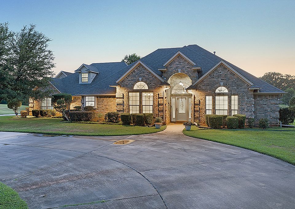 1st image of 14 Red Oak Ln