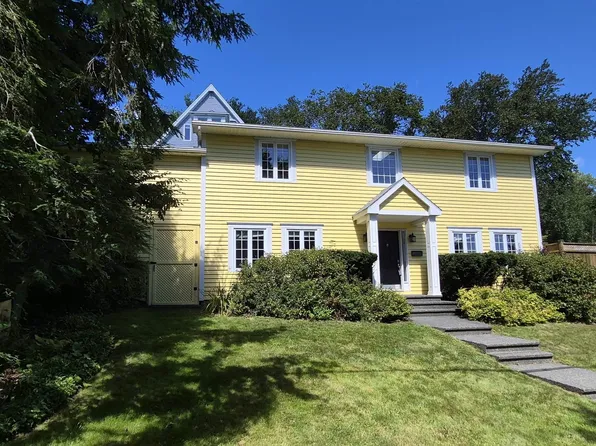 207 Cresthaven Dr, Halifax, NS B3M 4B5