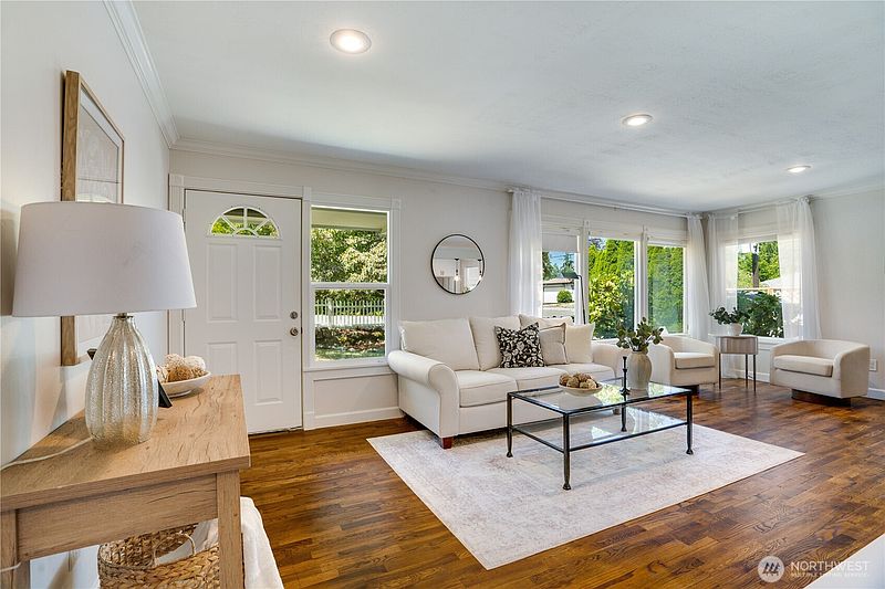 5th image of 3307 Heather Place W