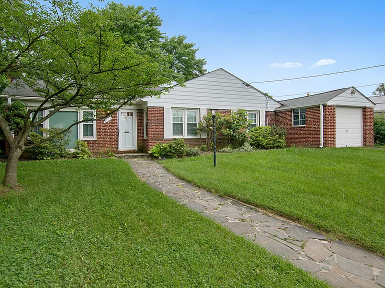 9702 Bellevue Dr — Photo 2