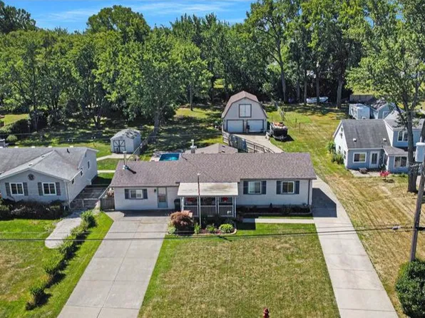 2752 Dashwood Dr, Troy, MI 48083