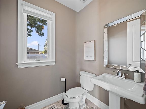 5th image of 225 Elsworth Ave