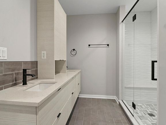 5th image of 540 N Milwaukee Ave #201