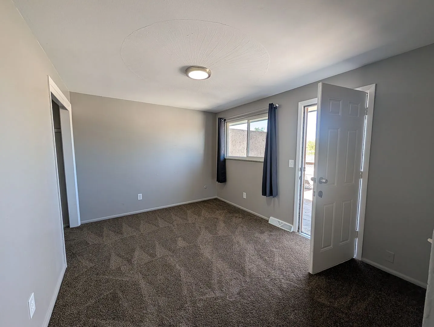 Comfortable 4 Bedroom Townhome In Aurora — Photo 2