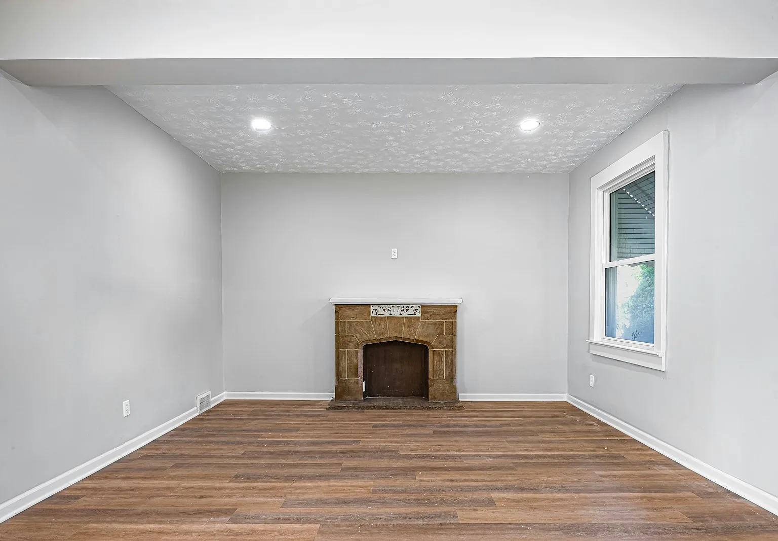 3240 West 56th Street — Photo 2