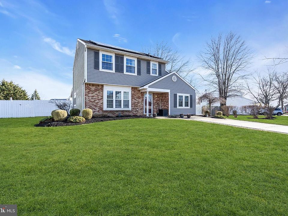 1st image of 9 Honey Locust Ln