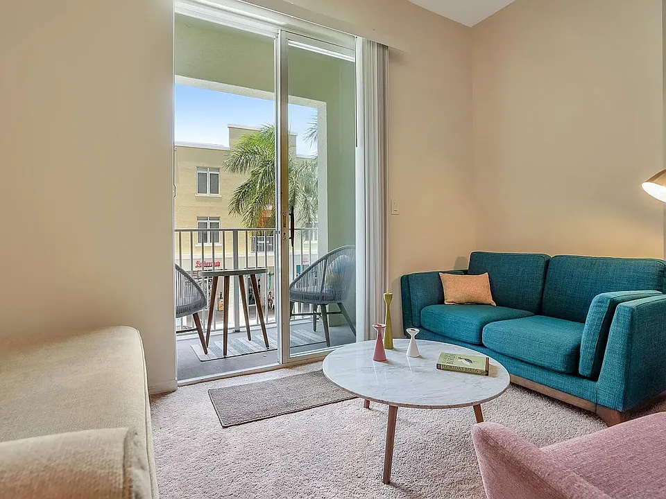1200 Town Center Dr #208