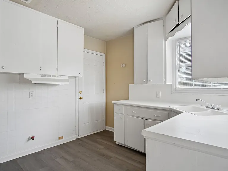 2818 E Houston St — Photo 13