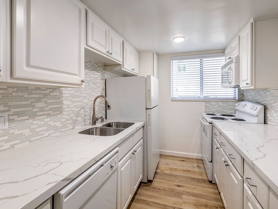 Apartments in West Los Angeles, CA Del Rio kitchen cabinets with appliances and window