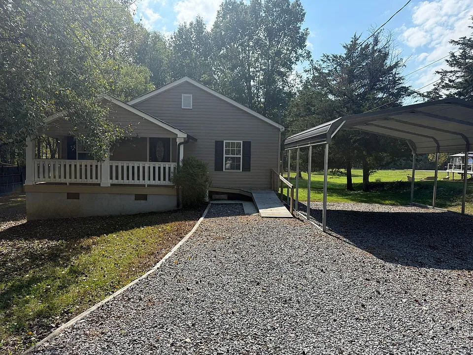 138 Maresca Dr NE
