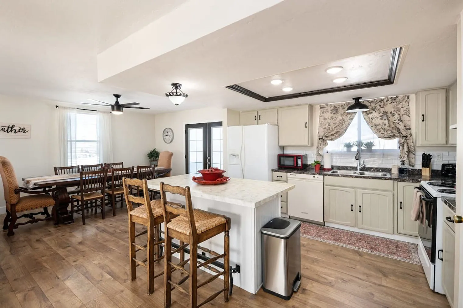 3 bed, 2.0 bath, 968 sqft, $4,042 — Photo 4