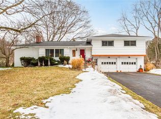 51 Oak Manor Ln, Pittsford, NY 14534