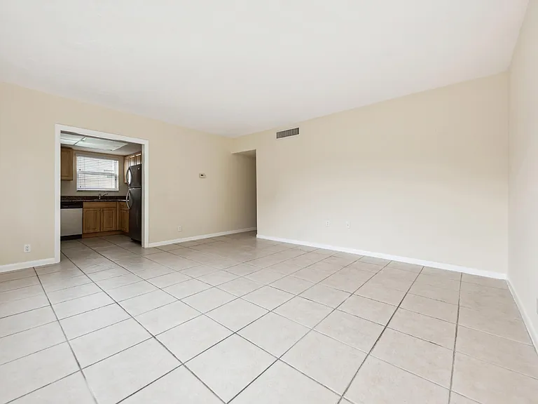 1000 NE 9th Ave #1 — Photo 3