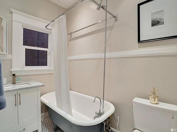 5th image of 1879 Oak St APT 1