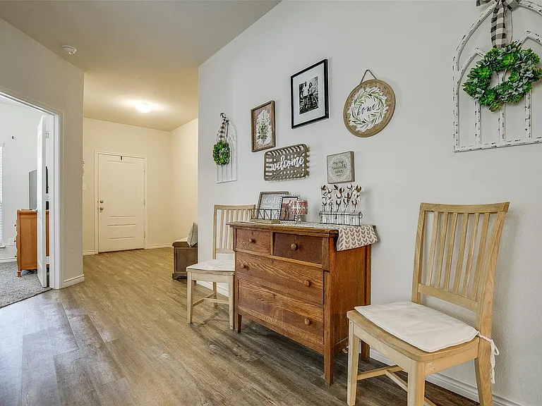 593 Jamestown Ln — Photo 3