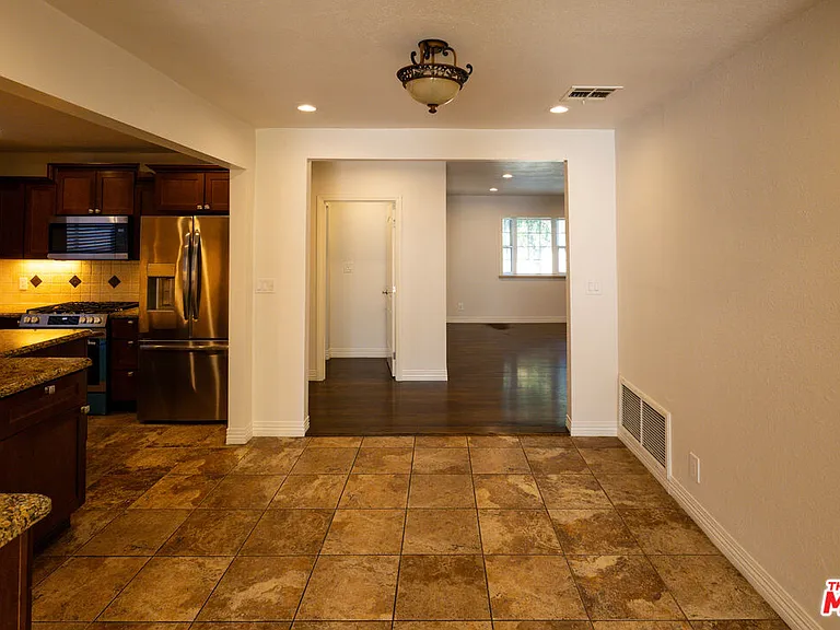 5766 Newcastle Ave — Photo 11