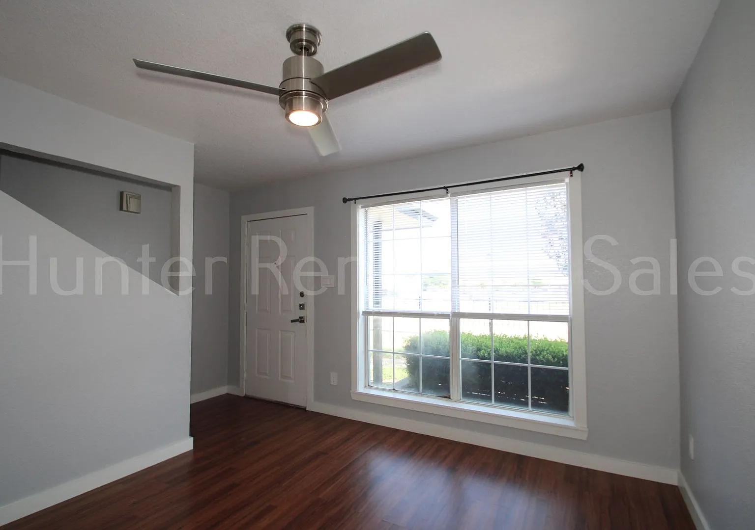 Beautiful 2 Bedroom, 1.5 Bath Townhouse — Photo 3