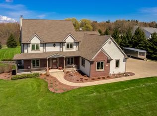 9286 Fawn Ln, Cedarburg, WI 53012