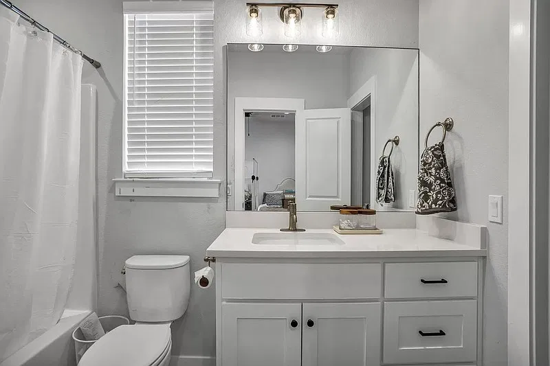 4 bed, 4.0 bath, 2100 sqft, $4,100 — Photo 3