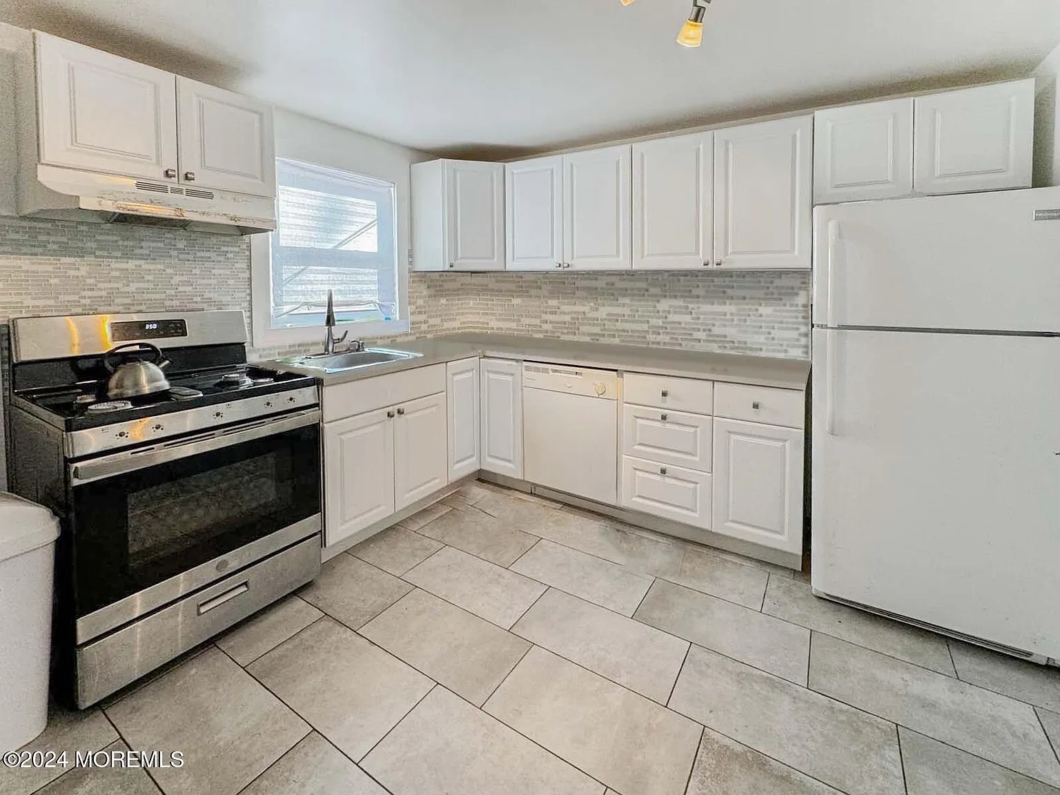 3 bed, 1.5 bath, $3,000 — Photo 3