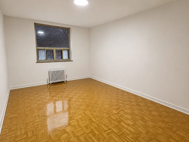 2412 Queen St E — Photo 5
